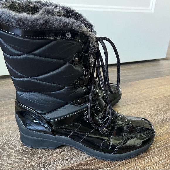 Womens Khombu ANGEL Winter Snow Boots Blk
Quilted Faux Fur Patent Waterproof - Picture 8 of 9